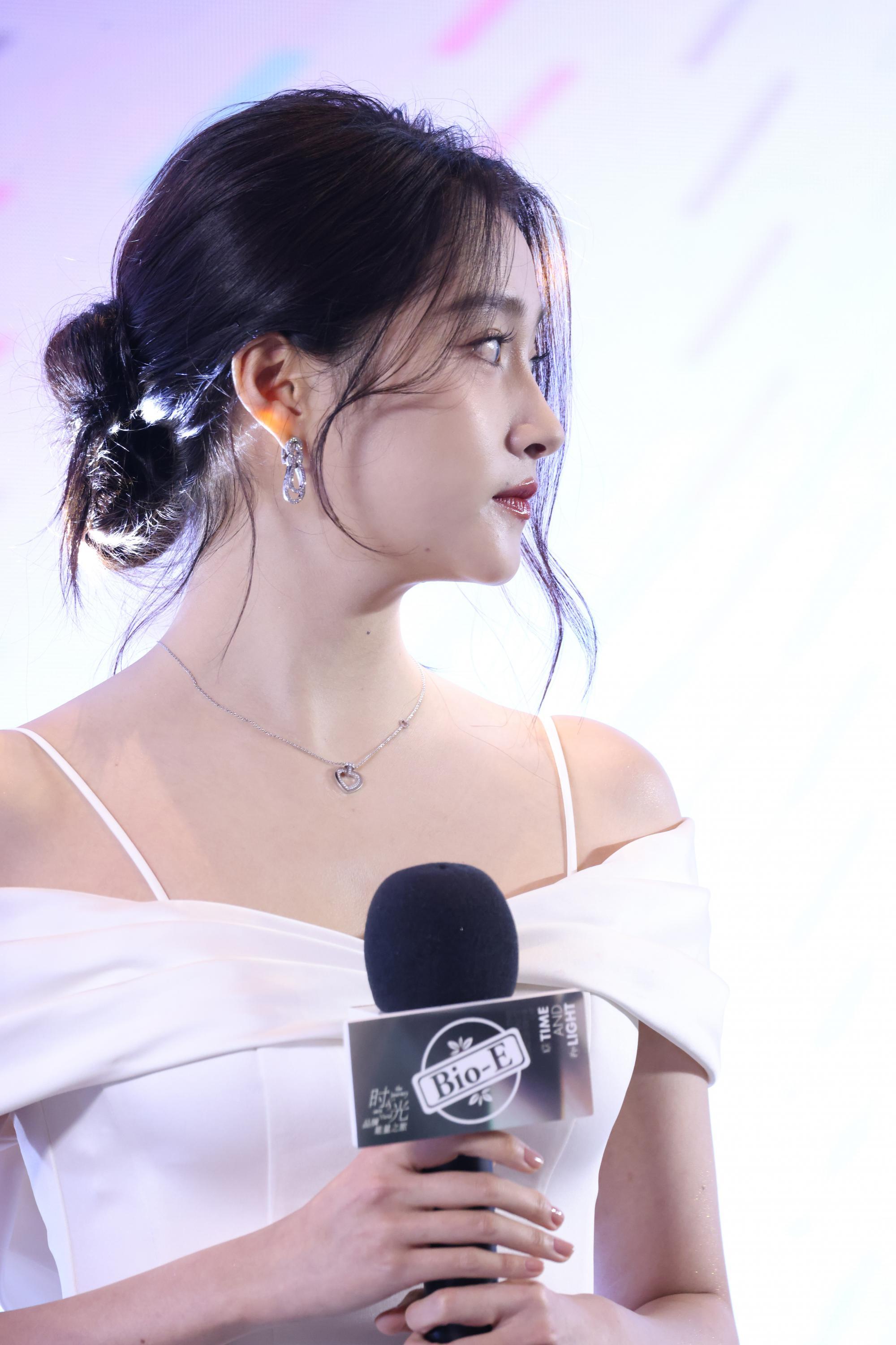 关晓彤左侧脸漏香肩现场生图照[11]